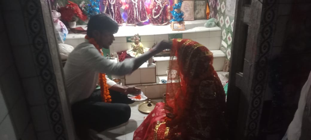 चील्ह गांव स्थित राम जानकी मंदिर में विवाह करते प्रेमी युगल।
