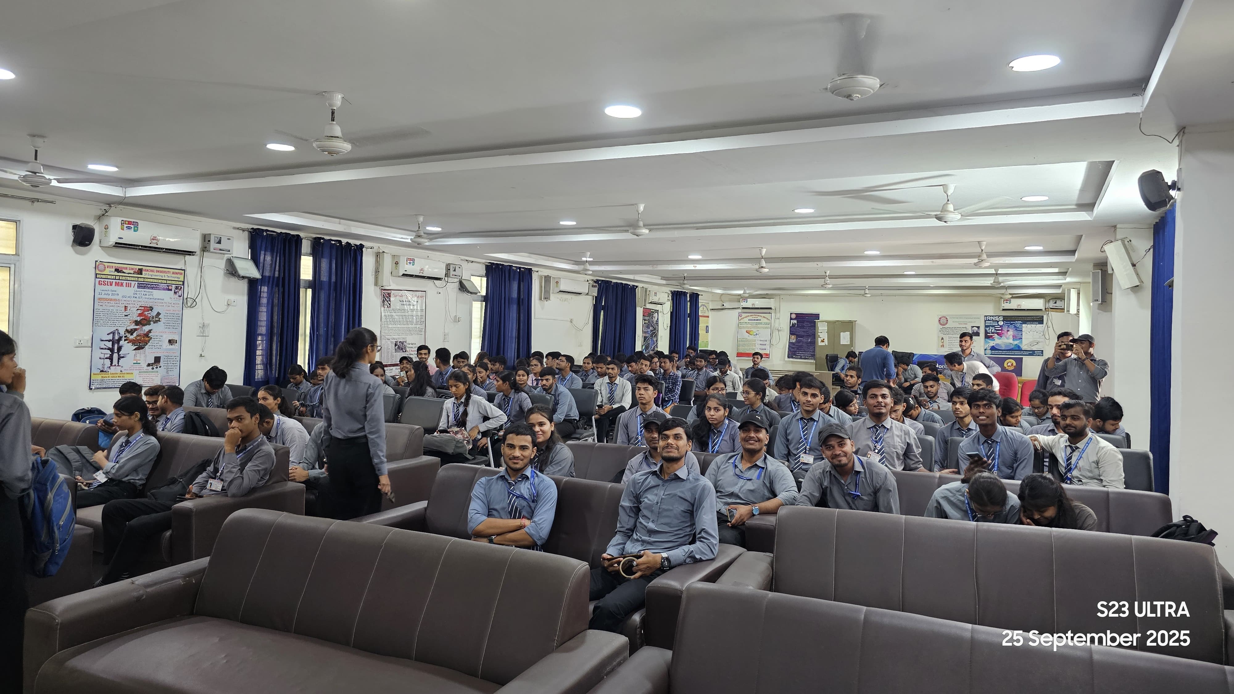 कार्यक्रम में उपस्थित छात्र छात्राएं कार्यक्रम में उपस्थित छात्र छात्राएं
