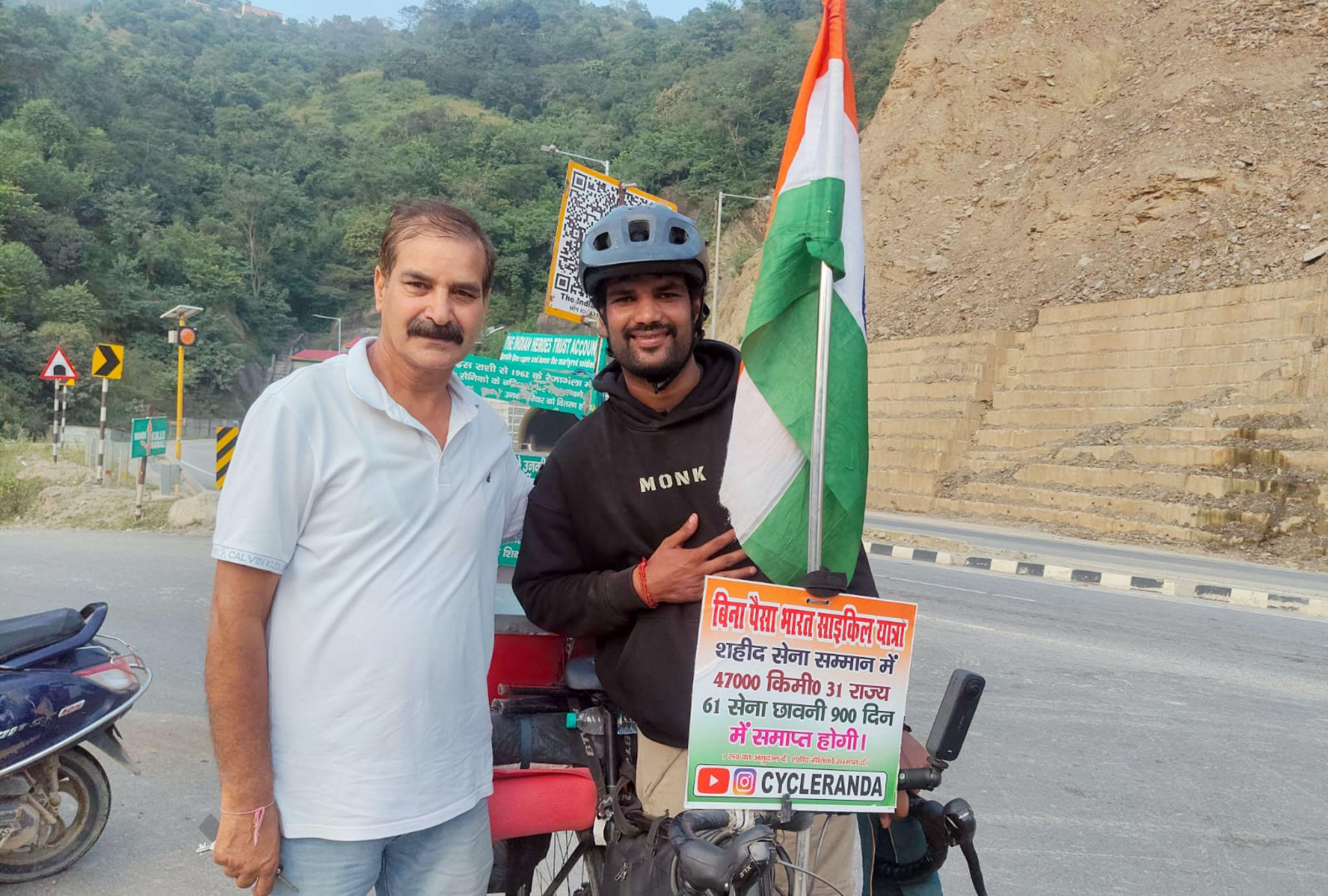 साइकिल यात्रा पर निकले अभिषेक यादव व नगर निगम पार्षद वीरेंद्र आर्य उनका स्वागत करते हुए।