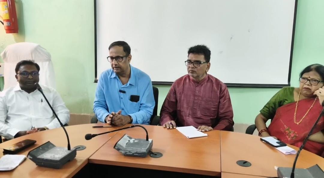 प्रेस वार्ता करते प्रतिकुलपति