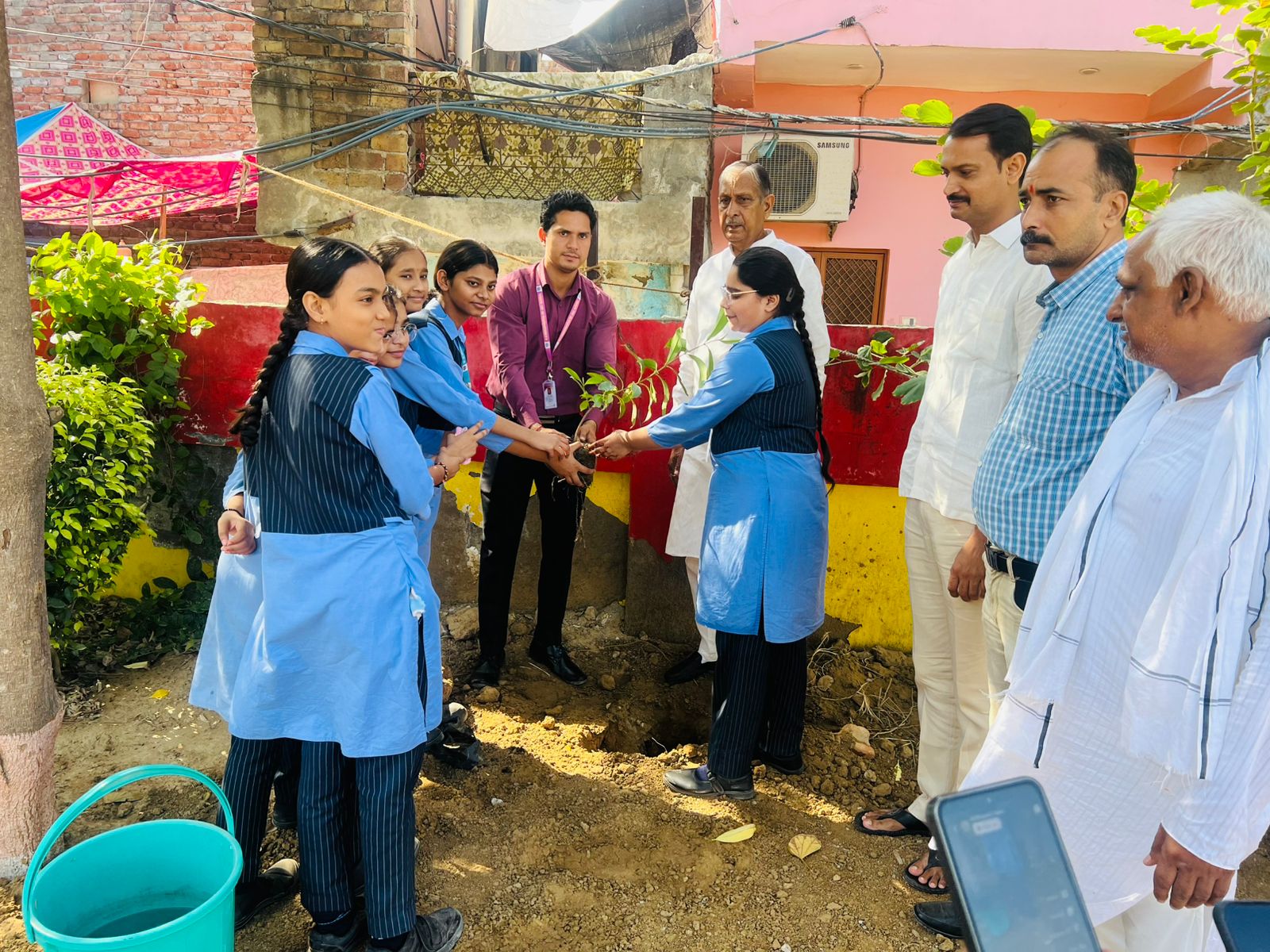 दिल्ली के उपमहापौर जय भगवान यादव बच्चो के साथ पौधारोपण करते हुए।