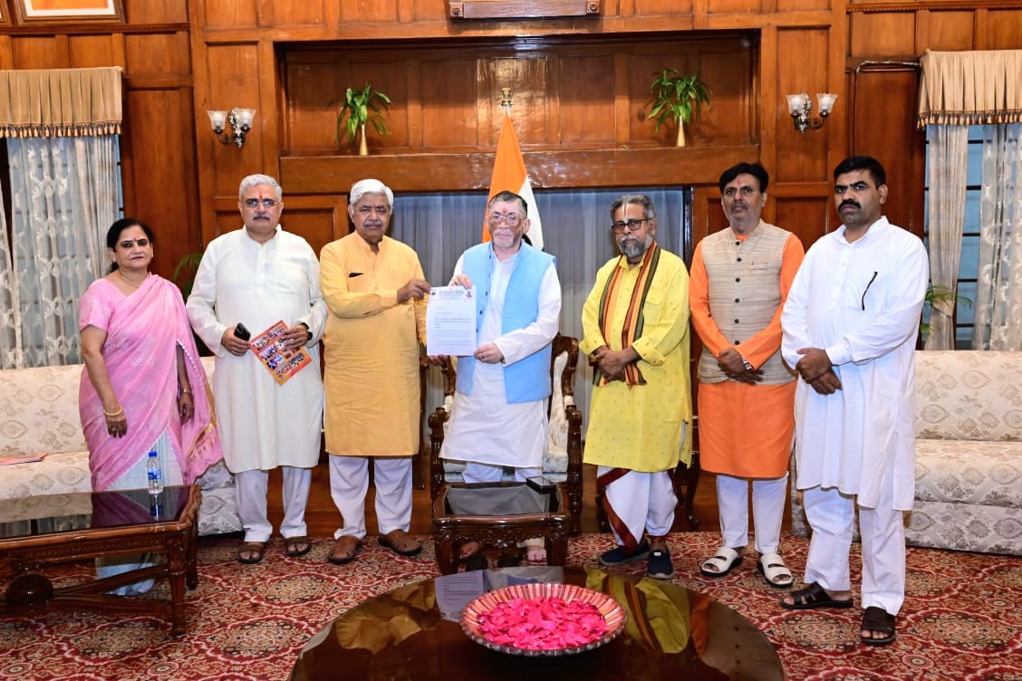 विहिप के केंद्रीय अध्यक्ष सहित अन्य राज्यपाल से मिलते हुए विहिप के केंद्रीय अध्यक्ष सहित अन्य राज्यपाल से मिलते हुए
