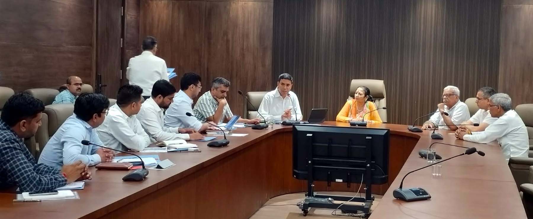 गुरुग्राम नगर निगम की वित्त एवं संविदा कमेटी की बैठक में मौजूद मेयर व अधिकारी।