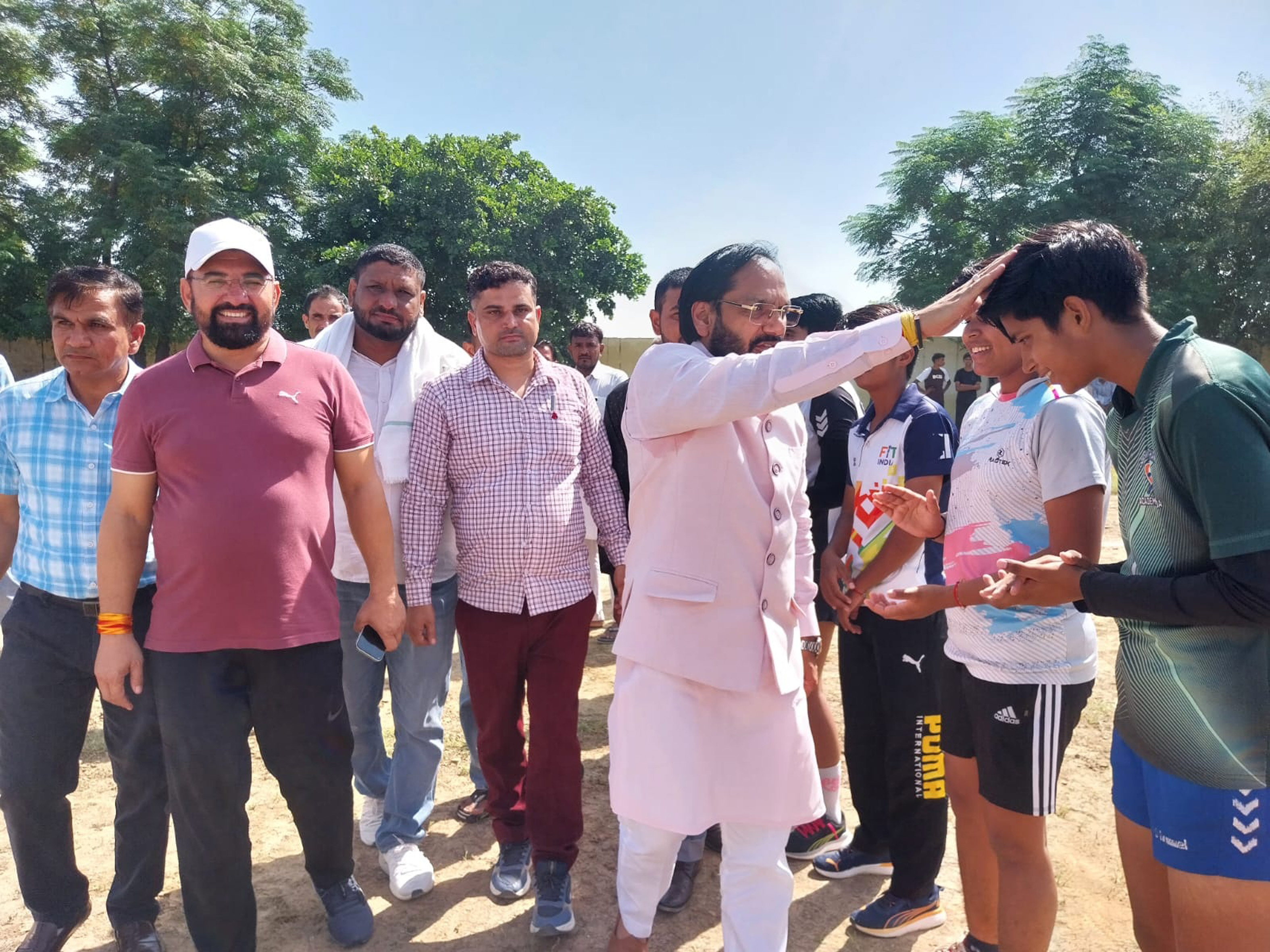 खिलाडिय़ों से परिचय करते हुए विधायक देवेंद्र चतरभुज अत्री। खिलाडिय़ों से परिचय करते हुए विधायक देवेंद्र चतरभुज अत्री।