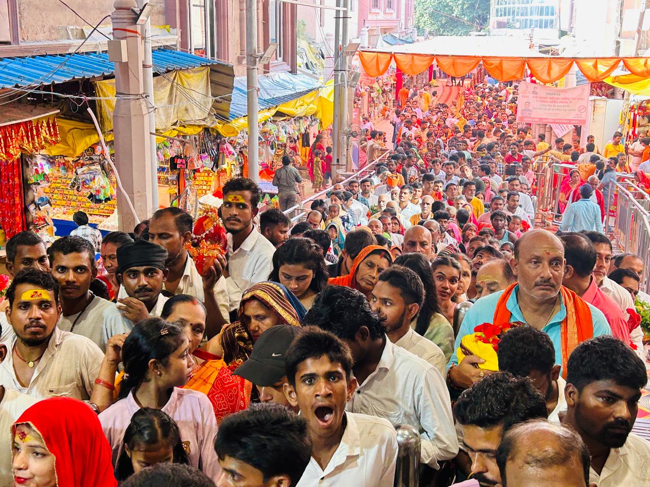 विंध्यधाम में दर्शनार्थियों की भीड़। विंध्यधाम में दर्शनार्थियों की भीड़।