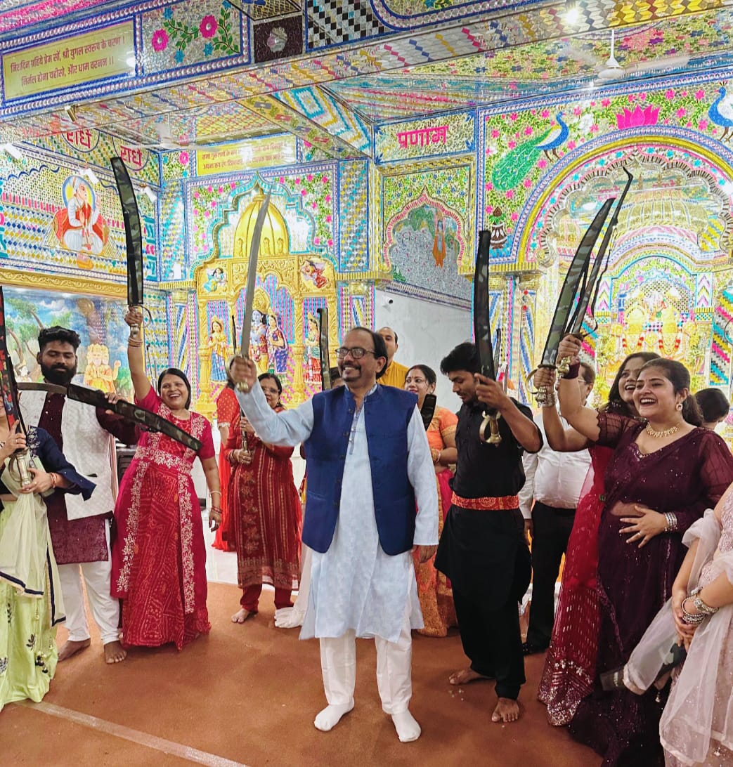 तलवार पाकर खुशी मनाती महिलाएं तलवार पाकर खुशी मनाती महिलाएं