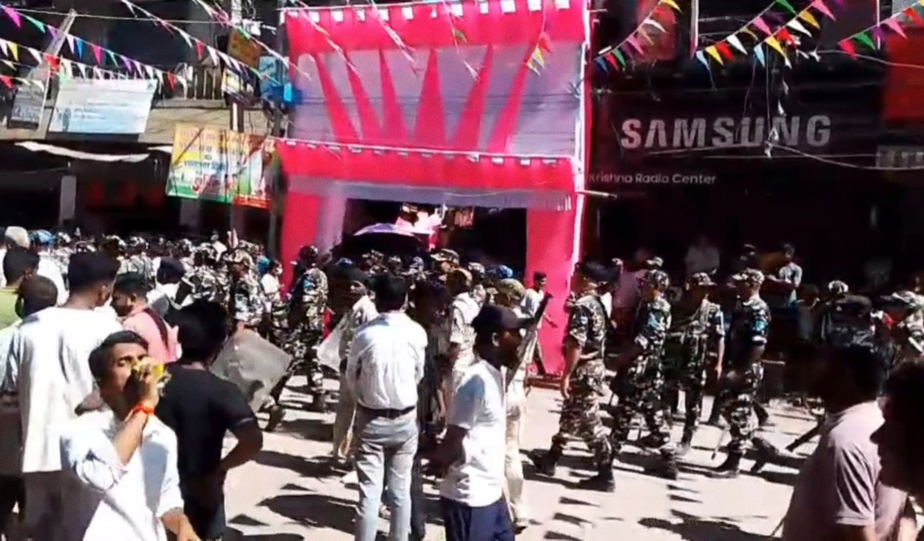 अररिया फोटो:एसएसबी जवान बाजार में अररिया फोटो:एसएसबी जवान बाजार में