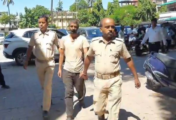 दुष्कर्म के दोषी को अदालत में पेश करती पुलिस