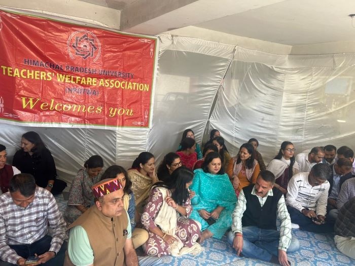 हपुटवा के बेनर तले प्रदर्शन करते विश्वविद्वालय के शिक्षक हपुटवा के बेनर तले प्रदर्शन करते विश्वविद्वालय के शिक्षक