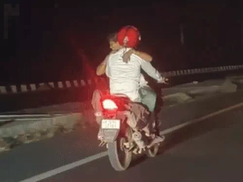 बाइक सवार युवक व युवती।