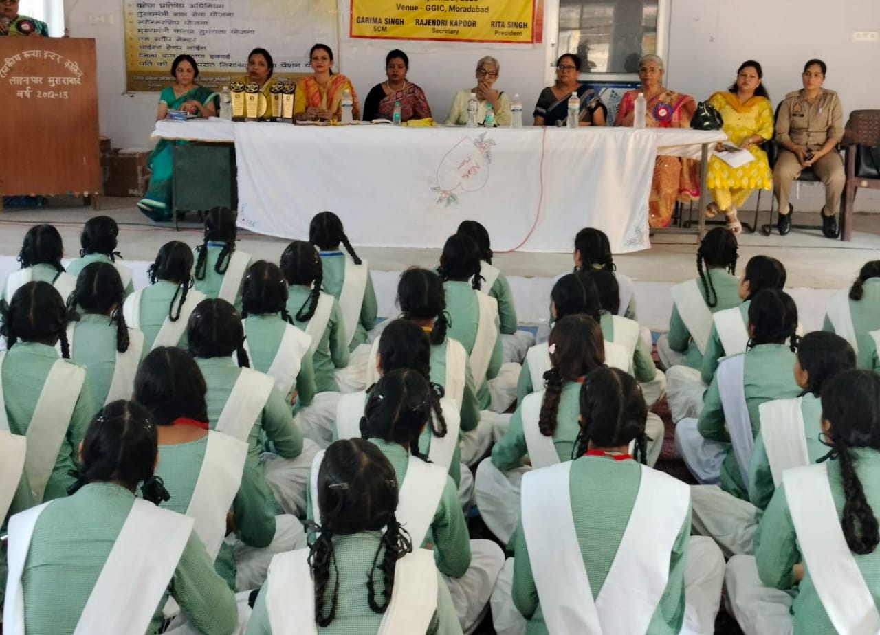 मिशन शक्ति के अंतर्गत राजकीय कन्या इंटर कॉलेज  में आयोजित जागरूकता कार्यक्रम में उपस्थित पदाधिकारी।