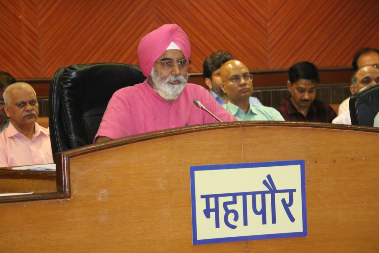 दिल्ली के महापौर राजा इकबाल सिंह साधारण सभा की बैठक में।