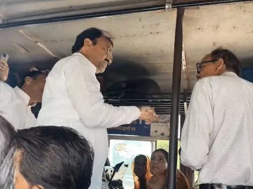 सवाईमाधोपुर डिपो की खड़ी बस में चढ़े डिप्टी सीएम। सवाईमाधोपुर डिपो की खड़ी बस में चढ़े डिप्टी सीएम।