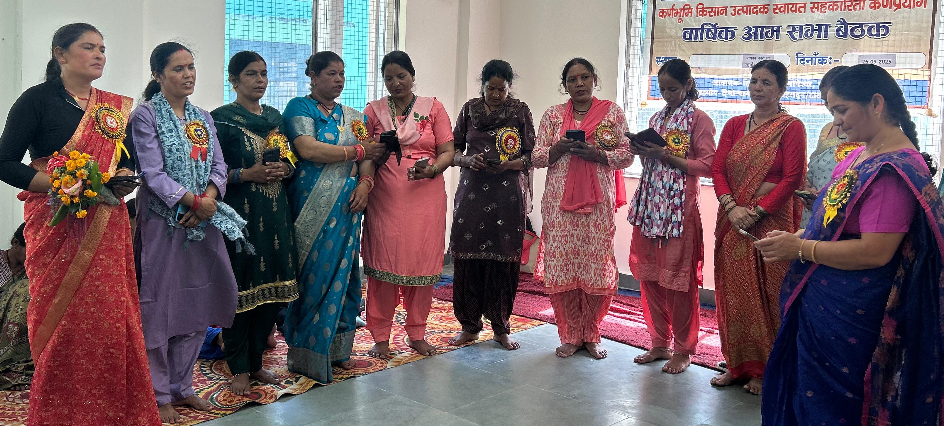 समूह की आम सभा की बैठक में मौजूद पदाधिकारी। समूह की आम सभा की बैठक में मौजूद पदाधिकारी।