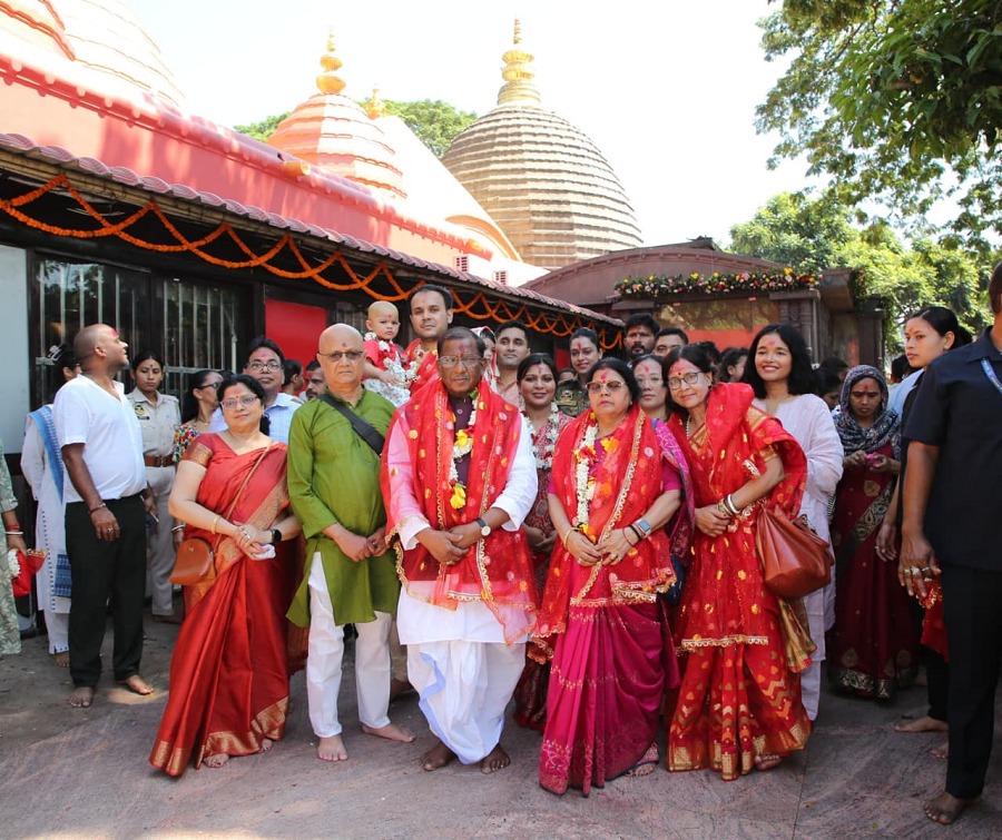कामाख्या मंदिर में राज्यपाल लक्ष्मण प्रसाद आचार्य। कामाख्या मंदिर में राज्यपाल लक्ष्मण प्रसाद आचार्य।
