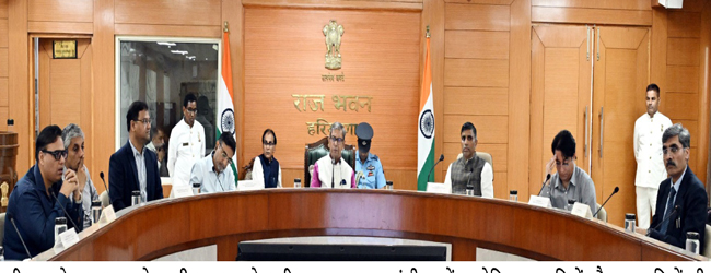 हरियाणा के राज्यपाल विवि के उपकुलपतियाें की बैठक लेते हुए हरियाणा के राज्यपाल विवि के उपकुलपतियाें की बैठक लेते हुए