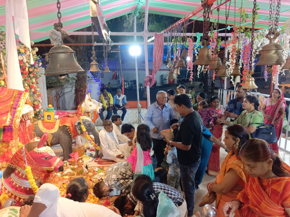 मां अंगारमोती की पूजा-अर्चना के लिए पहुंच रहे श्रध्दालु। मां अंगारमोती की पूजा-अर्चना के लिए पहुंच रहे श्रध्दालु।