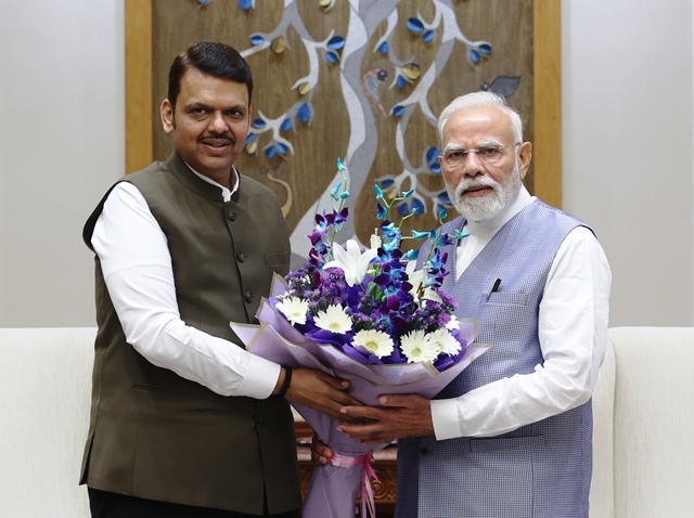 महाराष्ट्र के मुख्यमंत्री देवेंद्र फडणवीस शुक्रवार को प्रधानमंत्री नरेन्द्र मोदी से मुलाकात के दौरान महाराष्ट्र के मुख्यमंत्री देवेंद्र फडणवीस शुक्रवार को प्रधानमंत्री नरेन्द्र मोदी से मुलाकात के दौरान
