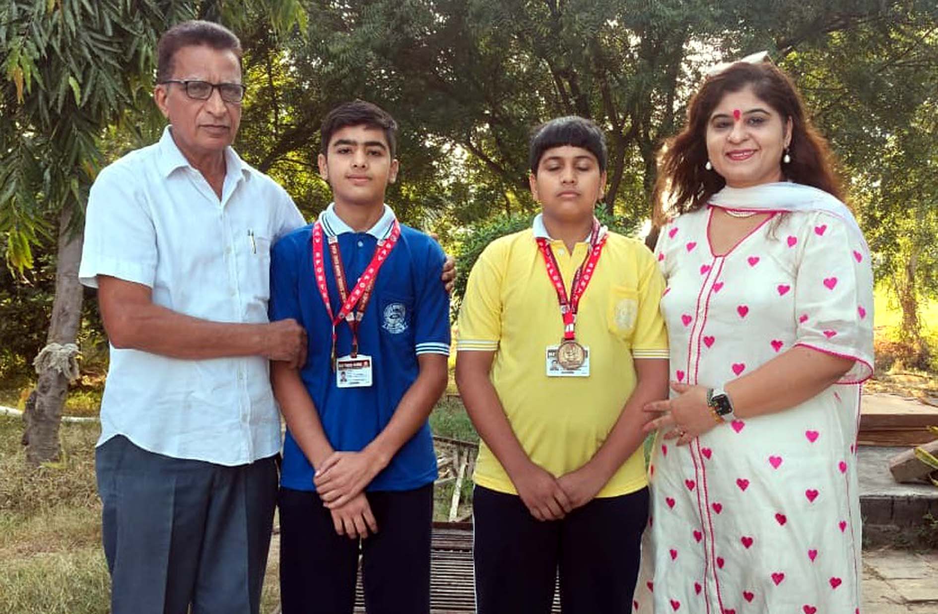 स्वर्ण पदक विजेता छात्र अविराज व विवेक प्रधानाचार्या गीता मल्होत्रा के साथ। स्वर्ण पदक विजेता छात्र अविराज व विवेक प्रधानाचार्या गीता मल्होत्रा के साथ।
