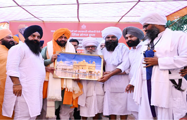हरियाणा के मुख्यमंत्री काे सम्मानित करते सिख समाज के प्रतिनिधि हरियाणा के मुख्यमंत्री काे सम्मानित करते सिख समाज के प्रतिनिधि