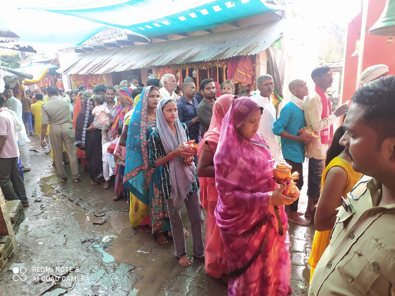 गडबडा शीतला धाम में कतार बद्ध भक्त।