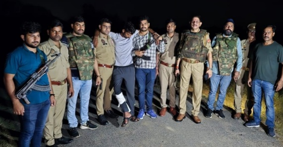 मुठभेड़ में घायल बदमाश को ले जाती टीम