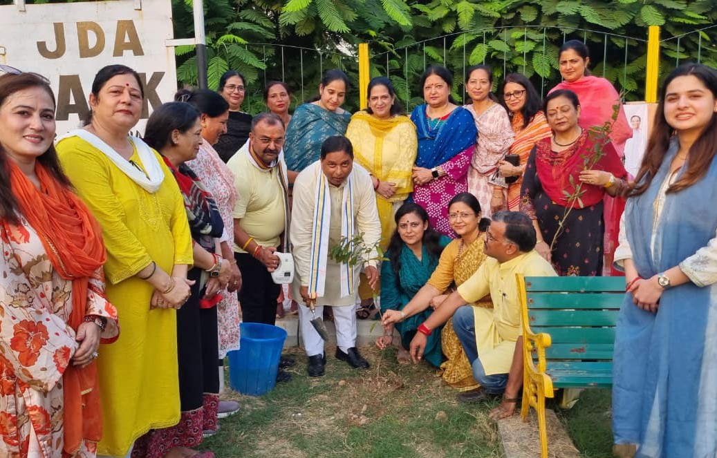 महिला मोर्चा जम्मू-कश्मीर ने उत्साह और प्रतिबद्धता के साथ एक पेड़ माँ के नाम अभियान का नेतृत्व किया महिला मोर्चा जम्मू-कश्मीर ने उत्साह और प्रतिबद्धता के साथ एक पेड़ माँ के नाम अभियान का नेतृत्व किया