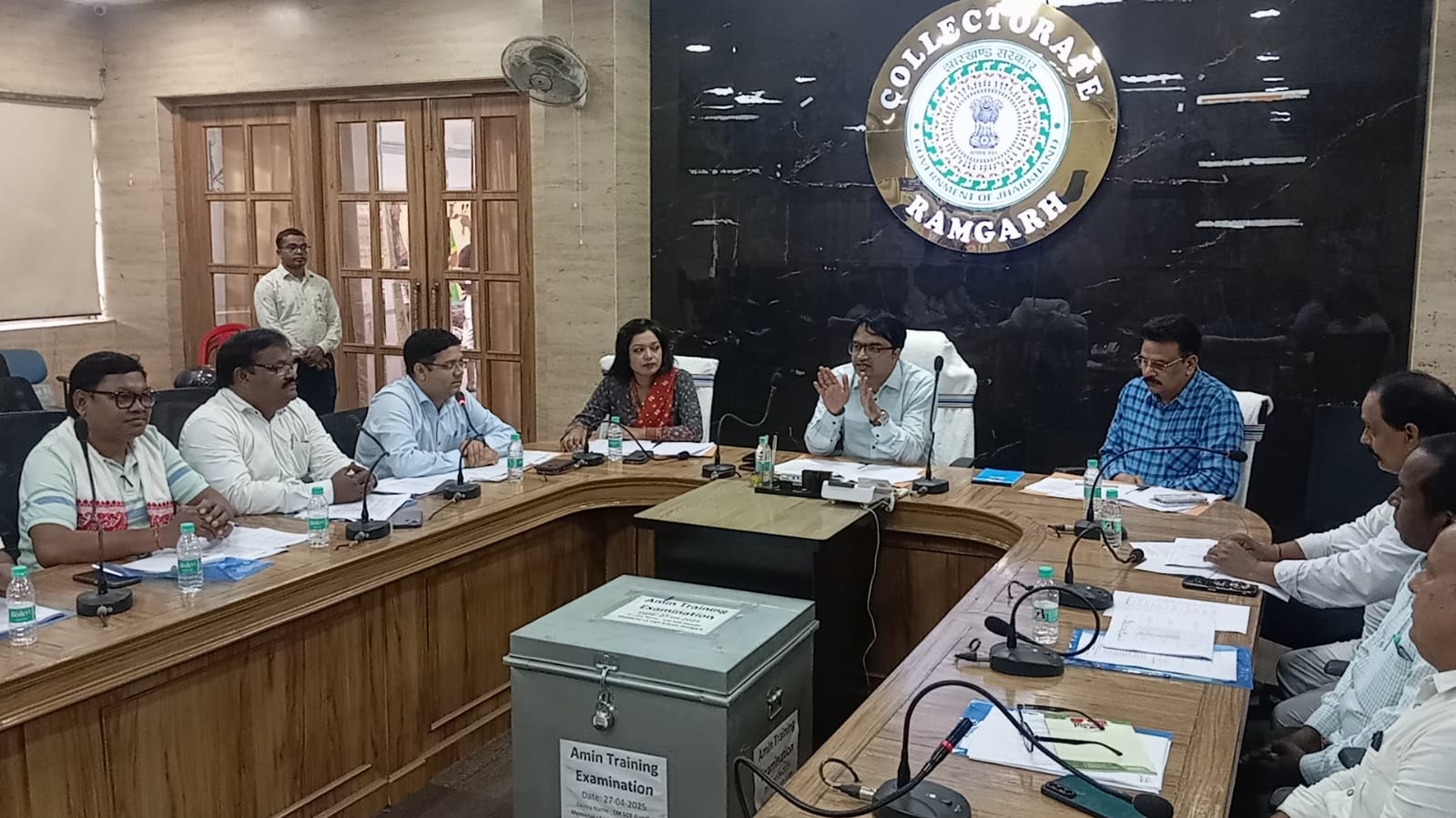 राजनीतिक दलों के साथ बैठक करते अधिकारी राजनीतिक दलों के साथ बैठक करते अधिकारी