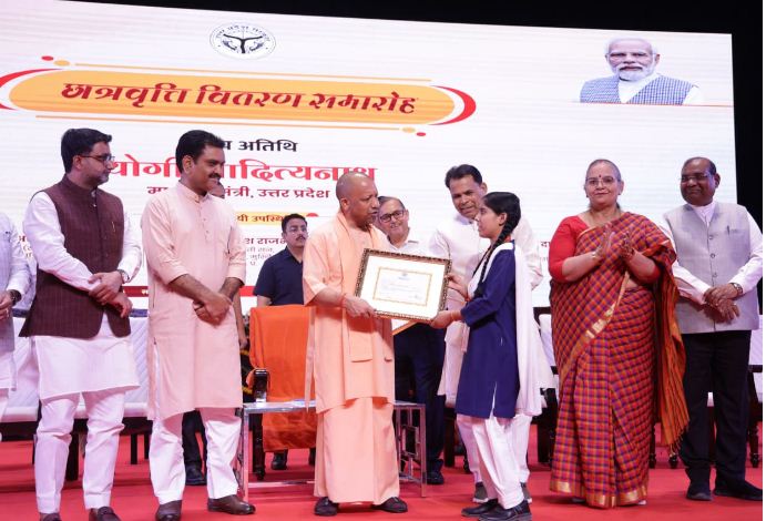 छात्रवृत्ति वितरण समारोह में मुख्यमंत्री छात्रवृत्ति वितरण समारोह में मुख्यमंत्री