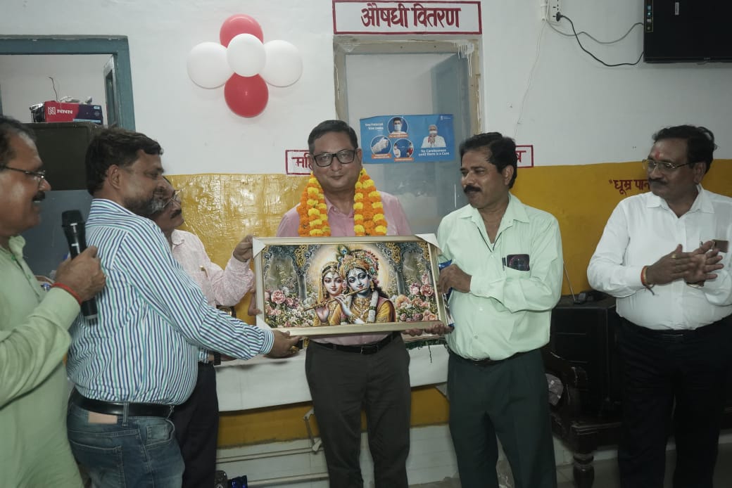 सम्मानित होते हुए फार्मासिस्ट
