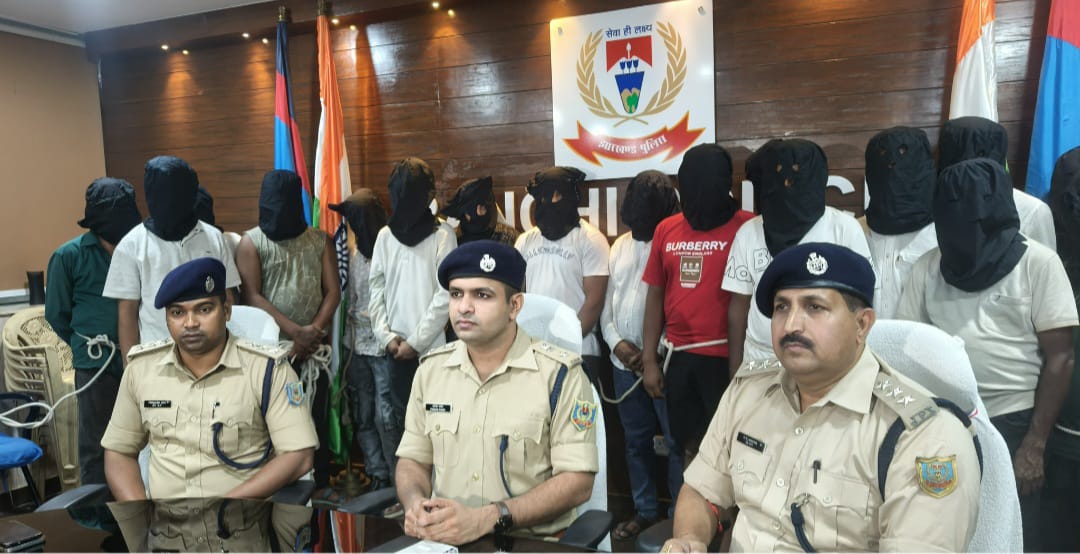 सिटी एसपी प्रेस वार्ता करते हुए