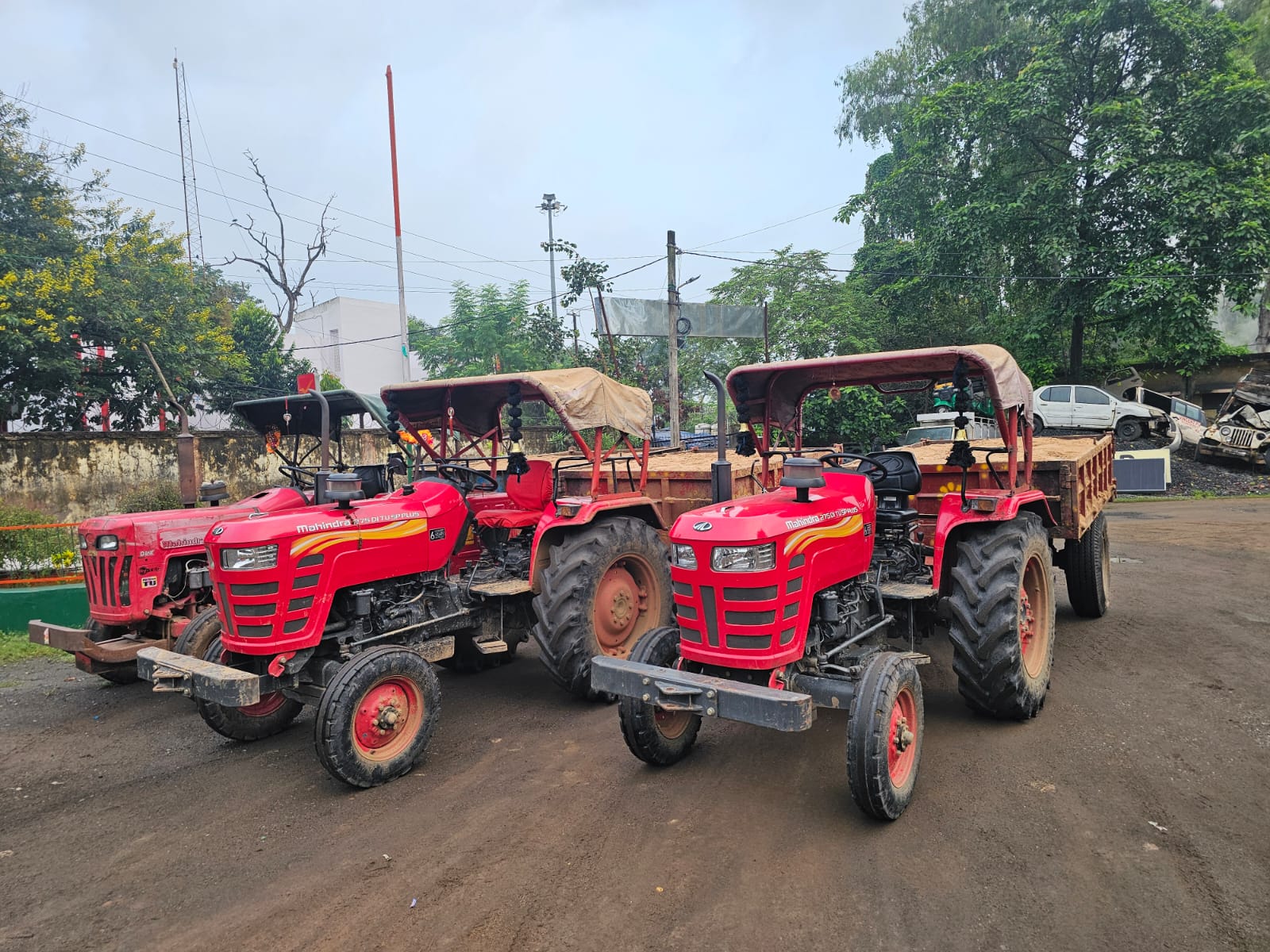 थाने में जब्त ट्रैक्टर