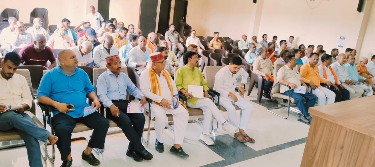 सम्मुख बैठे पार्टी के पदाधिकारी एवंकार्यकर्ता