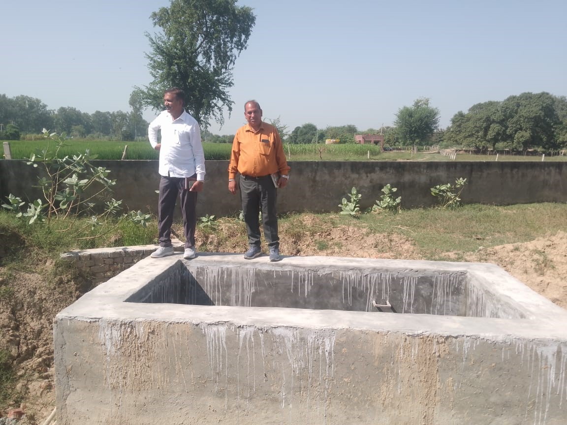 जलघर पर जांच करते हुए रणधीर मताना।