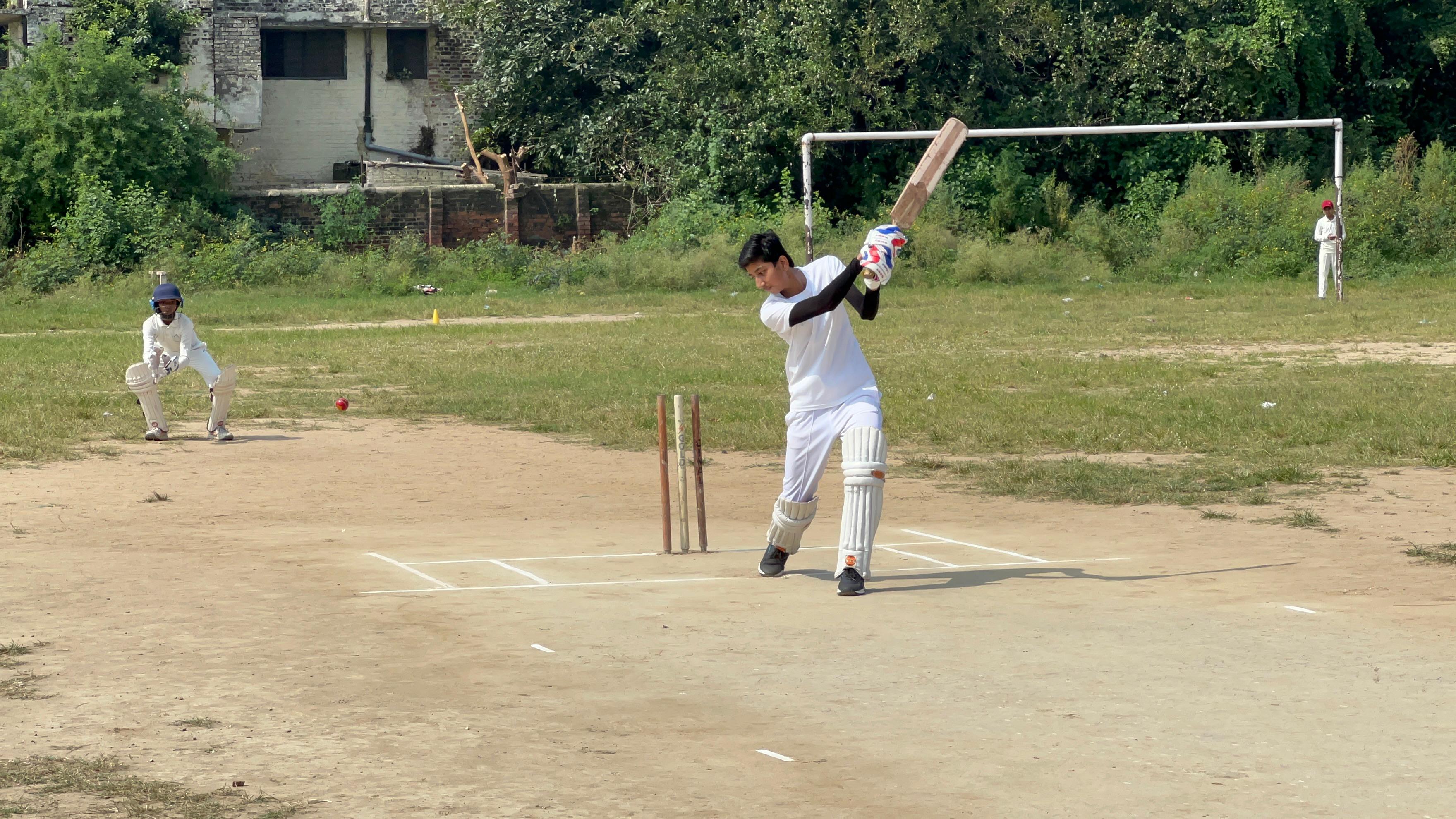 माध्यमिक स्कूलों की जनपदीय क्रिकेट प्रतियोगिता में शाट लगाता खिलाड़ी। माध्यमिक स्कूलों की जनपदीय क्रिकेट प्रतियोगिता में शाट लगाता खिलाड़ी।