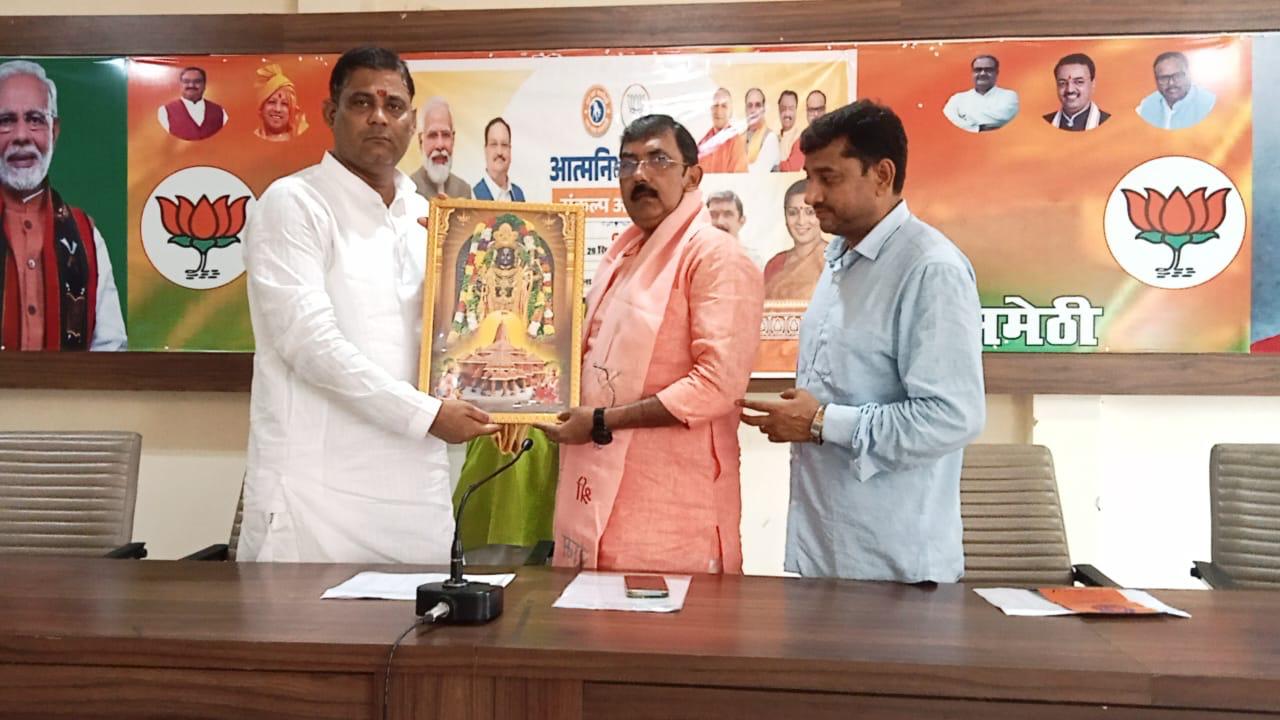 मुख्य अतिथि को सम्मानित करते भाजपा जिला अध्यक्ष