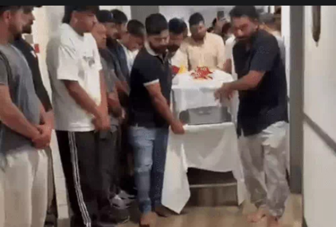 अमेरिका में पानीपत युवक अमित के पार्थिव शरीर को अंतिम संस्कार के लिए लेकर जाते परिजन। अमेरिका में पानीपत युवक अमित के पार्थिव शरीर को अंतिम संस्कार के लिए लेकर जाते परिजन।