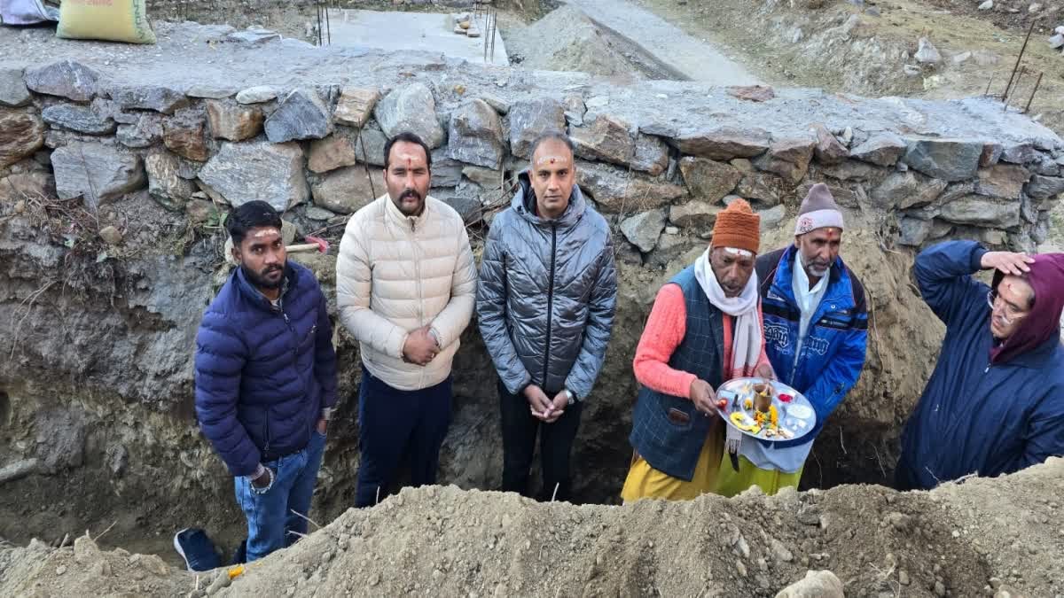 यमुनोत्री धाम के लिए खरशाली से रोपवे का कार्य यूं ठप पड़ा यमुनोत्री धाम के लिए खरशाली से रोपवे का कार्य यूं ठप पड़ा
