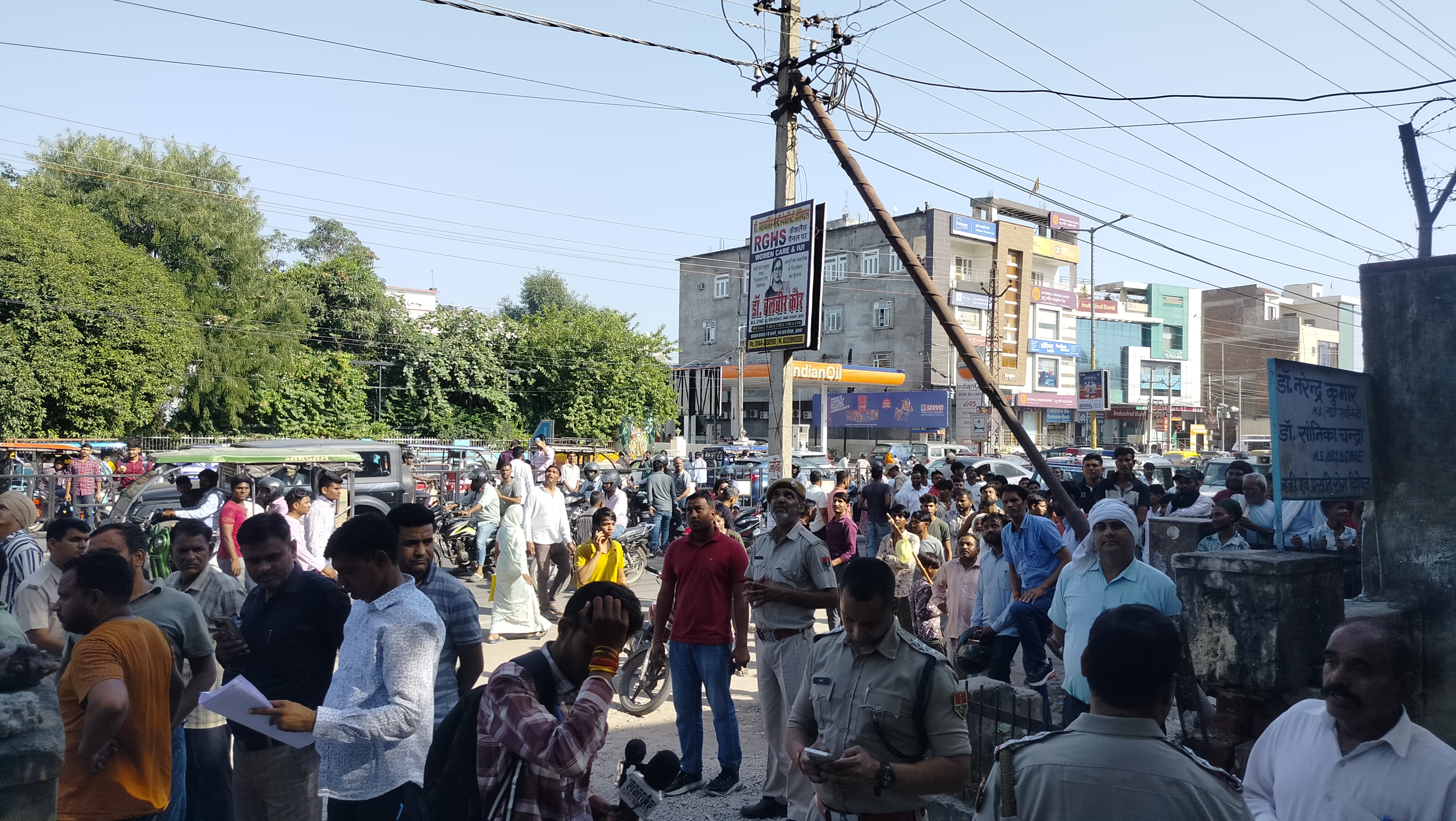 अलवर. मौके पर मौजूद भीड़ और पुलिस। अलवर. मौके पर मौजूद भीड़ और पुलिस।