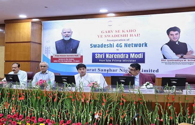प्रेस कांफ्रेंस को संबोधित करते संचार मंत्री ज्योतिरादित्य सिंधिया प्रेस कांफ्रेंस को संबोधित करते संचार मंत्री ज्योतिरादित्य सिंधिया