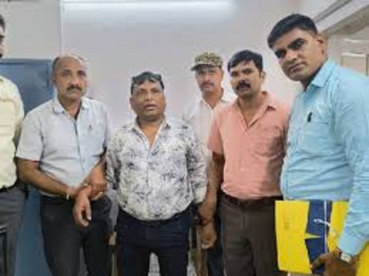 लोकायुक्त टीम ने पीडब्ल्यूडी विभाग के बाबू को 5 हजार की रिश्वत लेते रंगे हाथों पकड़ा लोकायुक्त टीम ने पीडब्ल्यूडी विभाग के बाबू को 5 हजार की रिश्वत लेते रंगे हाथों पकड़ा