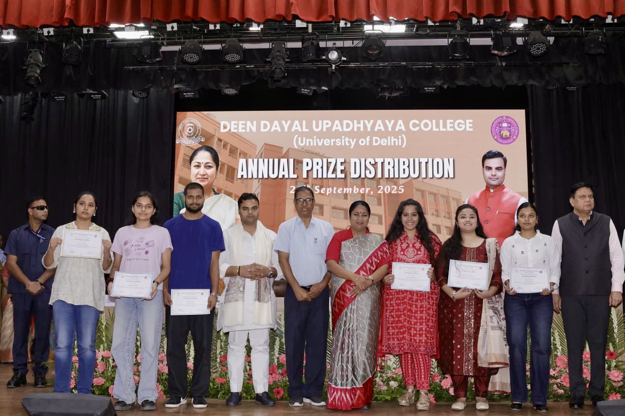 दिल्ली विश्वविद्यालय के दीनदयाल उपाध्याय कॉलेज के वार्षिक पुरस्कार वितरण समारोह में विद्यार्थियों को सम्मानित  करतीदिल्ली की मुख्यमंत्री रेखा गुप्ता
