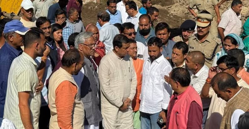 सांसद बलूनी व पूर्व सीएम त्रिवेंद्र रावत प्रभावितों से मिलते हुए। सांसद बलूनी व पूर्व सीएम त्रिवेंद्र रावत प्रभावितों से मिलते हुए।