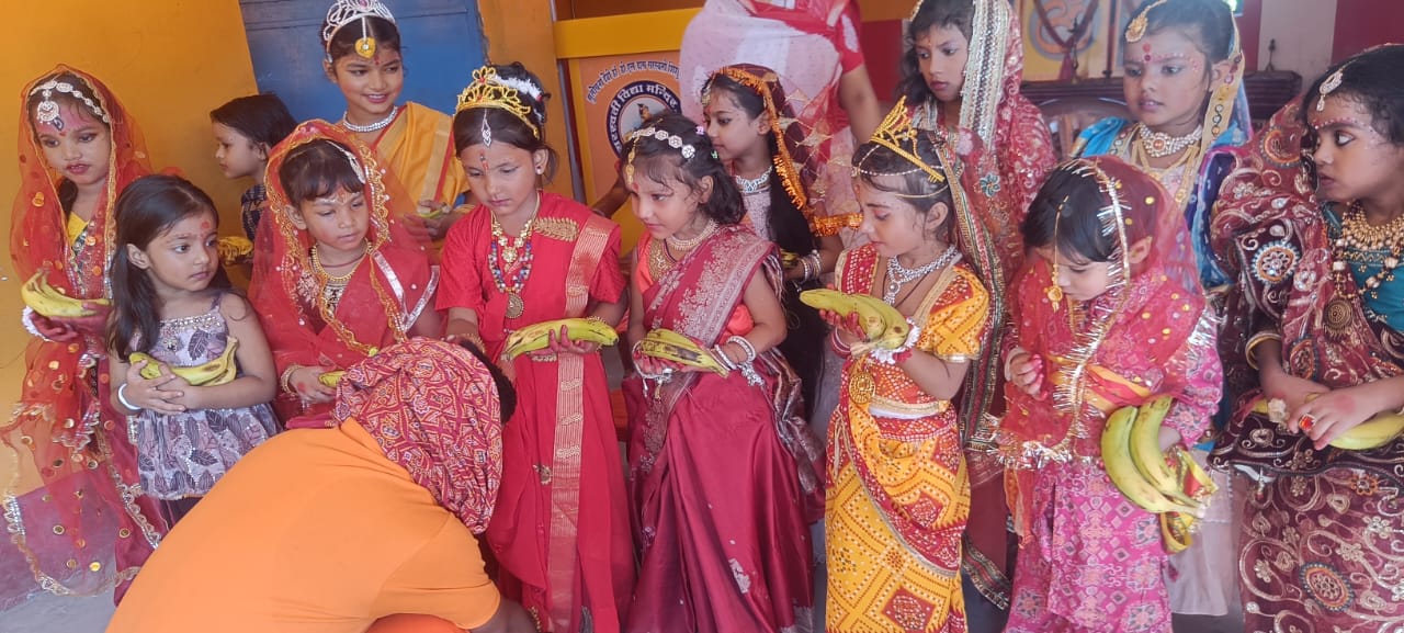 अररिया फोटो:कन्या पूजन में स्कूली छात्रा अररिया फोटो:कन्या पूजन में स्कूली छात्रा