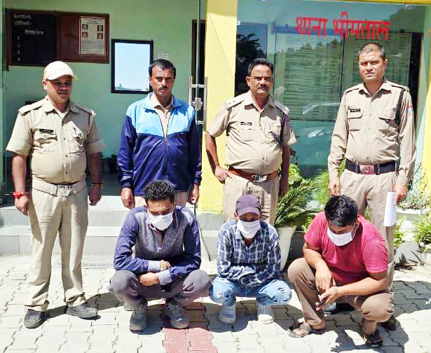 पुलिस की गिरफ्त में वारंटी।