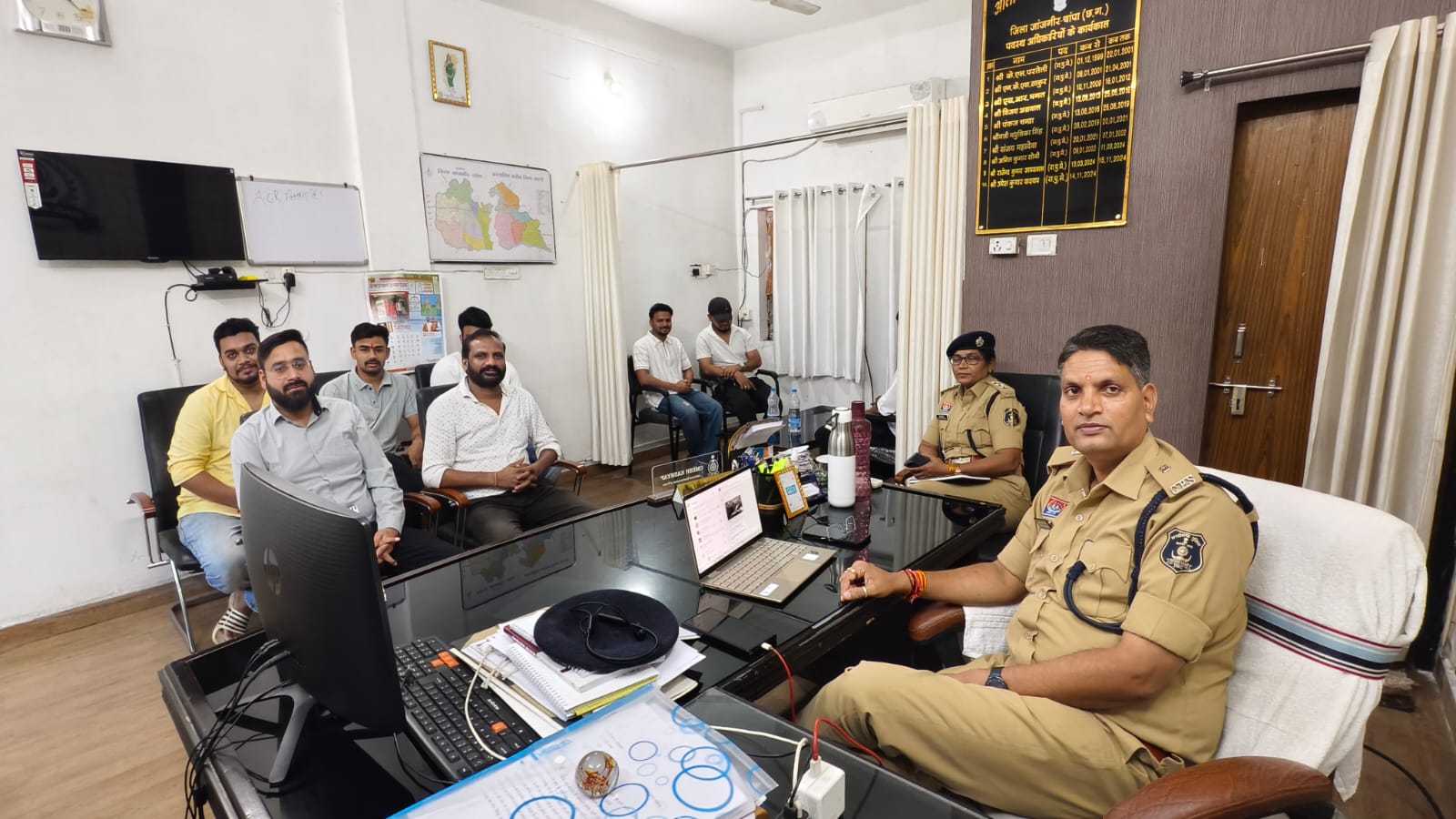 जांजगीर चांपा पुलिस ने नवरात्रि पर्व के अवसर पर गरबा कार्यक्रम आयोजकों के साथ की बैठक जांजगीर चांपा पुलिस ने नवरात्रि पर्व के अवसर पर गरबा कार्यक्रम आयोजकों के साथ की बैठक