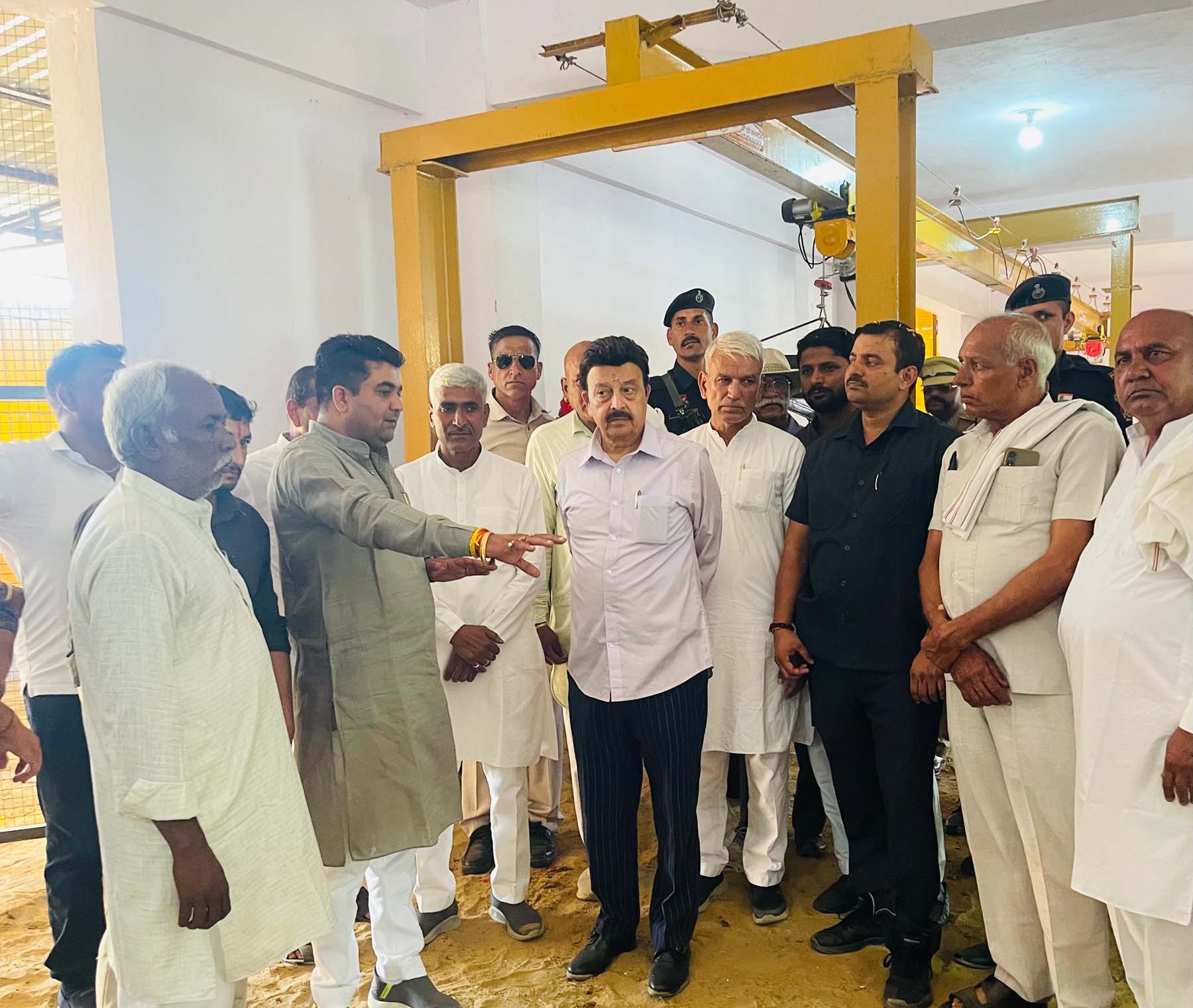 मानेसर की गौशाला का निरीक्षण करते मंत्री राव नरबीर सिंह। मानेसर की गौशाला का निरीक्षण करते मंत्री राव नरबीर सिंह।