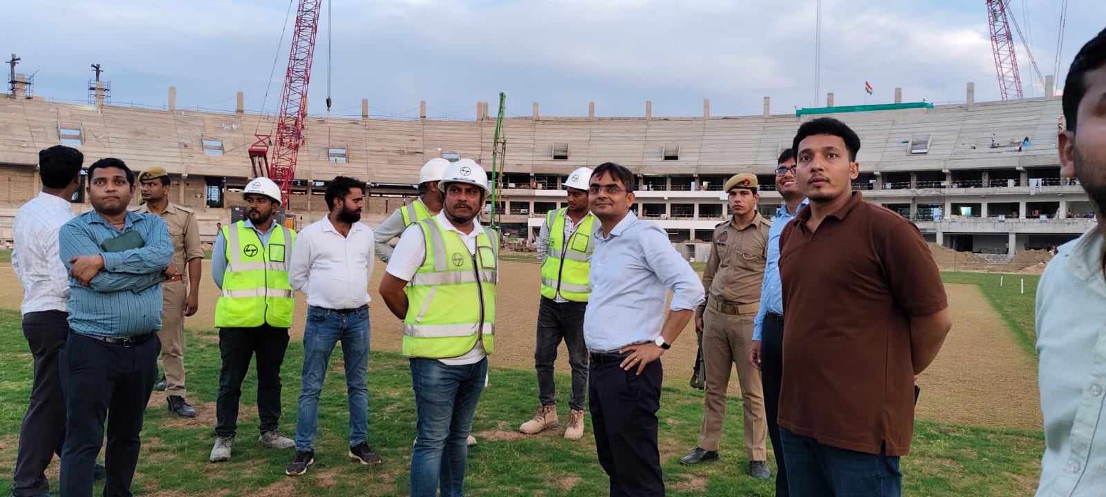 जिलाधिकारी गंजारी स्टेडियम के निर्माण कार्य की जानकारी लेते हुए जिलाधिकारी गंजारी स्टेडियम के निर्माण कार्य की जानकारी लेते हुए