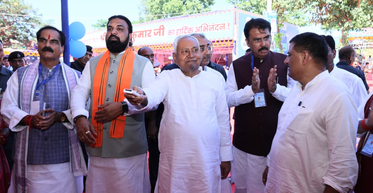 मुख्यमंत्री दरभंगा में विभिन्न योजनाओं का उद्धाटन शिलान्यस करते