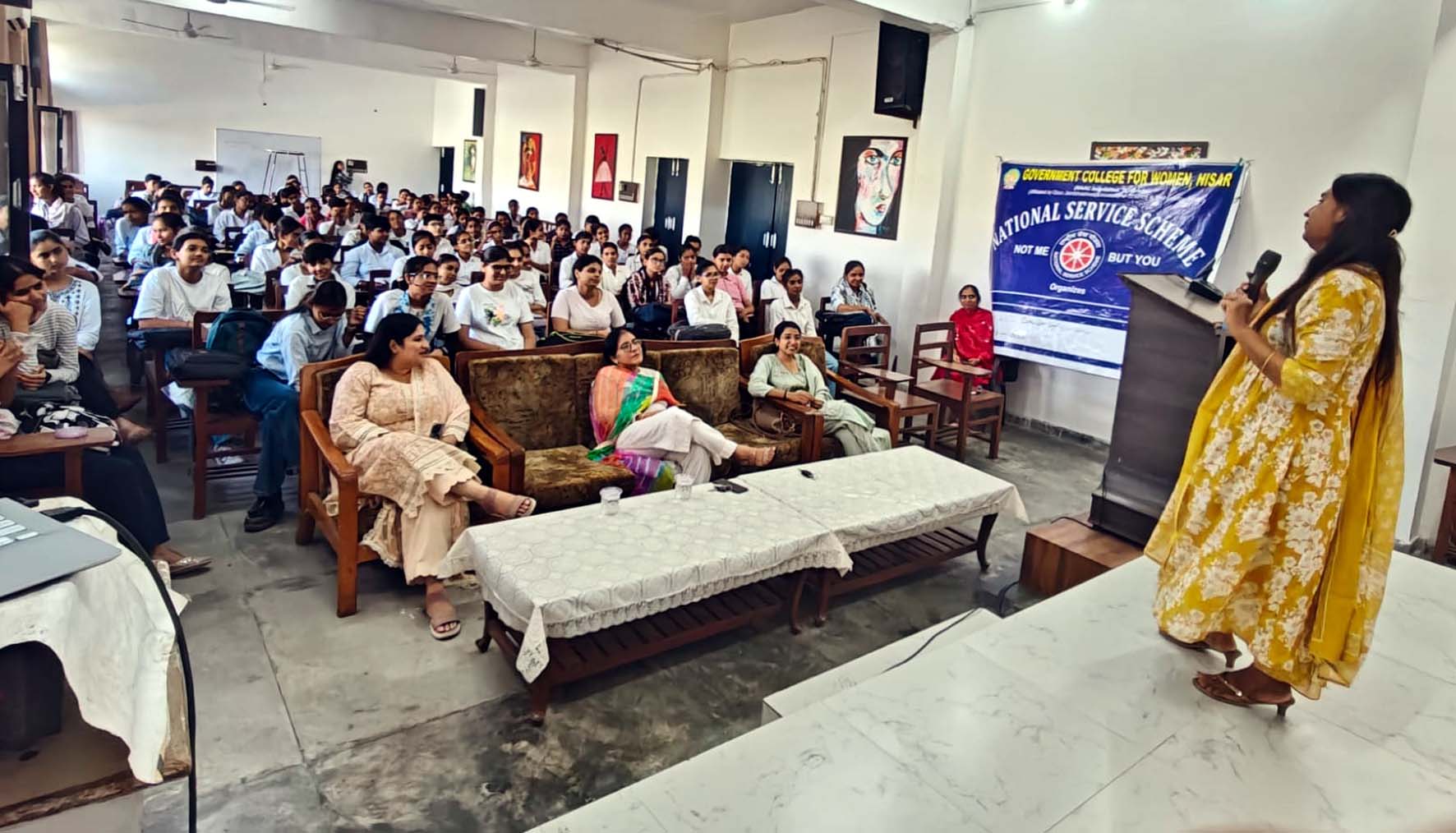 एनएसएस शिविर में उपस्थित छात्राएं व अध्यापिकाएं। एनएसएस शिविर में उपस्थित छात्राएं व अध्यापिकाएं।